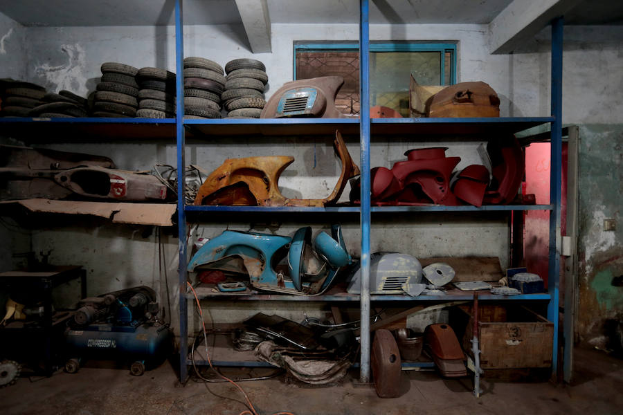 Las motocicletas baratas fabricadas en China inundan las carreteras de Pakistán y han transformado la vida de muchísimos ciudadanos de este país de 208 millones de personas. Pero los fanáticos de las clásicas Vespa luchan por encontrar piezas de repuesto para preservar modelos de épocas pasadas. En Lahore, cerca de la frontera india, los propietarios de la famosa escúter a menudo tienen que conformarse con recambios de baja calidad fabricados en talleres locales o en los países vecinos. Muchos las veneran. Son, dicen, «el segundo mejor regalo que Italia ha hecho al mundo: el primero fue la pizza».