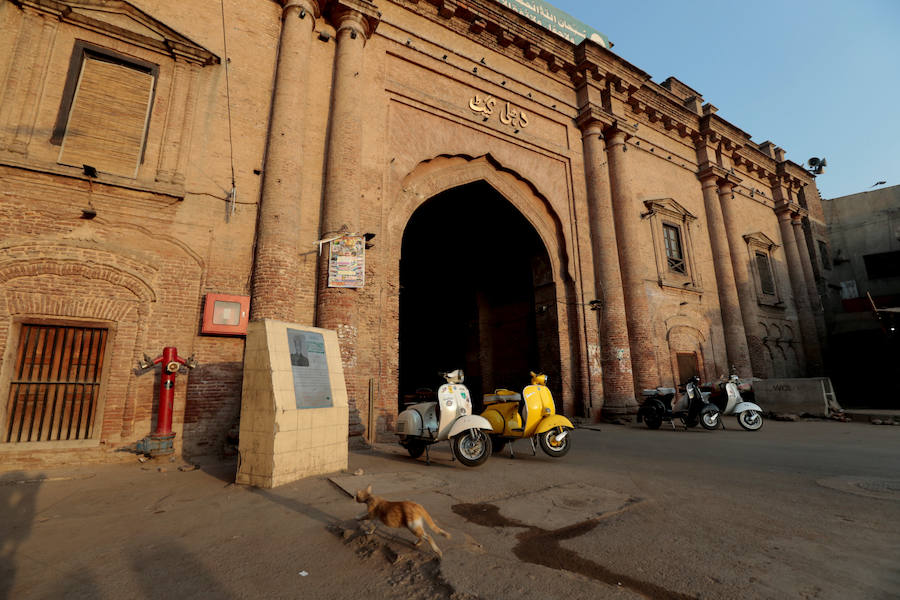 Las motocicletas baratas fabricadas en China inundan las carreteras de Pakistán y han transformado la vida de muchísimos ciudadanos de este país de 208 millones de personas. Pero los fanáticos de las clásicas Vespa luchan por encontrar piezas de repuesto para preservar modelos de épocas pasadas. En Lahore, cerca de la frontera india, los propietarios de la famosa escúter a menudo tienen que conformarse con recambios de baja calidad fabricados en talleres locales o en los países vecinos. Muchos las veneran. Son, dicen, «el segundo mejor regalo que Italia ha hecho al mundo: el primero fue la pizza».