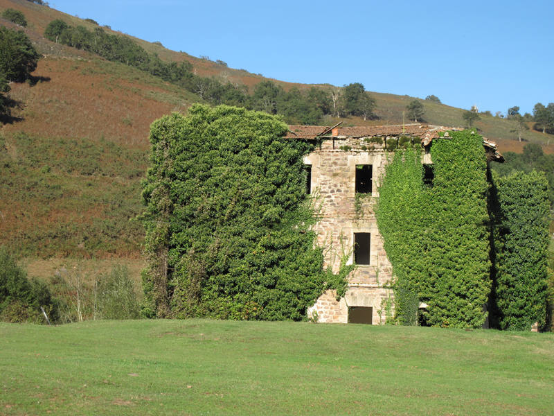 Entre las cumbres amables que trazan la muga entre los valles de Baztan y Aldude se encuentra la enigmática Harrikulunka. Cuentan que es en los días de fuerte viento, cuando la tempestad se cierne sobre las montañas del Pirineo, cuando esta gran piedra se balancea sin necesidad de que nadie la empuje. Su leyenda nos lleva hasta tiempos lejanos, cuando los míticos gentiles poblaban estas tierras. No hace falta viajar tan atrás para descubrir un pasado inquietante. Y es que hace solo un puñado de años, los senderos que hoy recorremos eran un continuo ir y venir de contrabandistas y guardias de fronteras