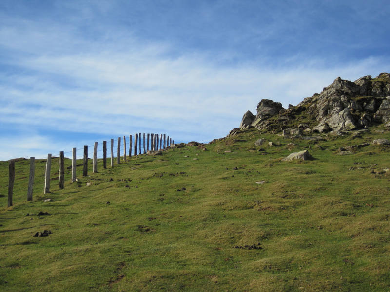 Entre las cumbres amables que trazan la muga entre los valles de Baztan y Aldude se encuentra la enigmática Harrikulunka. Cuentan que es en los días de fuerte viento, cuando la tempestad se cierne sobre las montañas del Pirineo, cuando esta gran piedra se balancea sin necesidad de que nadie la empuje. Su leyenda nos lleva hasta tiempos lejanos, cuando los míticos gentiles poblaban estas tierras. No hace falta viajar tan atrás para descubrir un pasado inquietante. Y es que hace solo un puñado de años, los senderos que hoy recorremos eran un continuo ir y venir de contrabandistas y guardias de fronteras