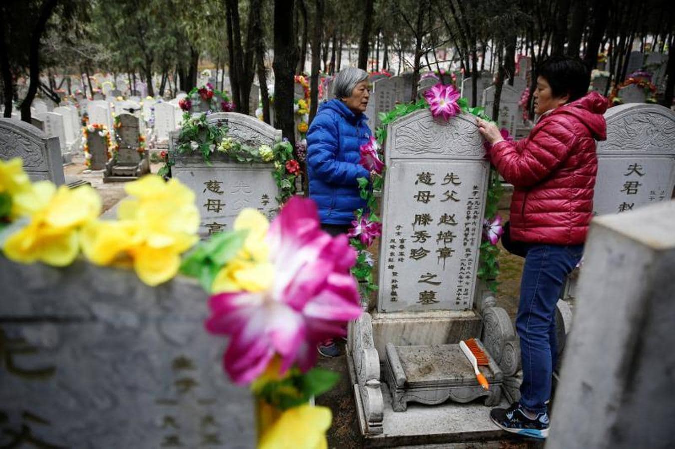 Atienden y limpian las tumbas antes del Festival de Qingming, o el Día de Barrido de Tumbas, en Beijing,