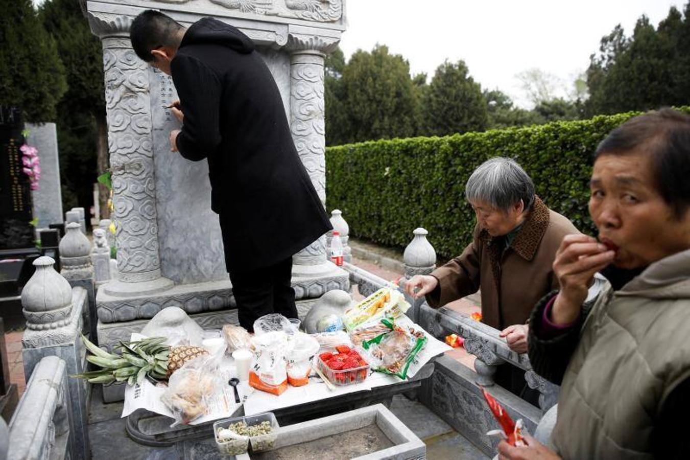 Atienden y limpian las tumbas antes del Festival de Qingming, o el Día de Barrido de Tumbas, en Beijing,