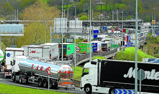 El colapso también afectó a las vías de acceso a la AP-8 en Behobia.