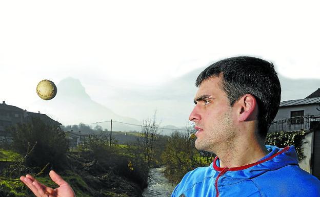 Joseba Ezkurdia juega con una pelota en su Arbizu natal con el monte San Donato al fondo.