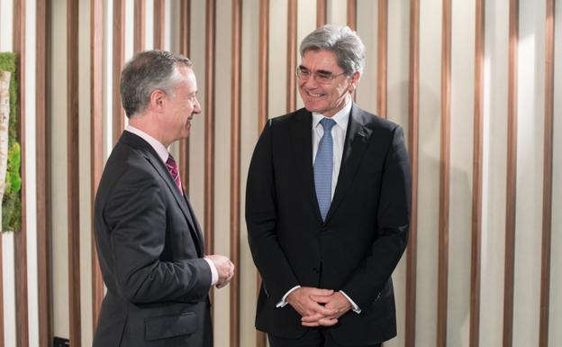 El lehendakari Iñigo Urkullu, junto a Joe Kaeser, CEO de Siemens AG, este miércoles en Zamudio. 