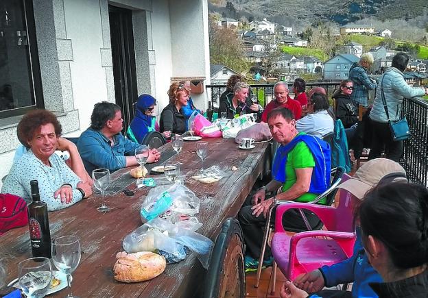 Fin de viaje. Foto de grupo para el recuerdo en Llanes, tras una comida de hermandad y con la ikurriña presente. 
