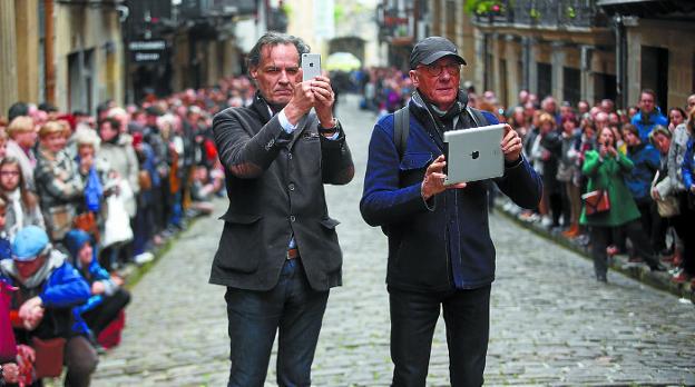 Muchos turistas vienen interesados por la Procesión de Viernes Santo. 