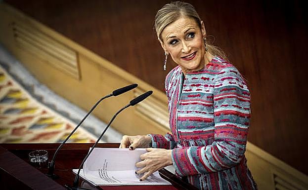 Cristina Cifuentes habla en la Asamblea de Madrid. 