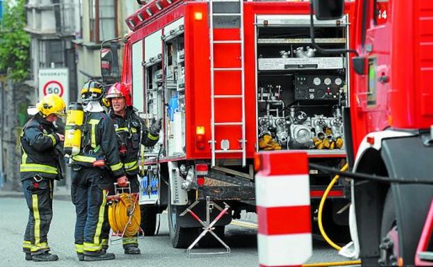 Los bomberos de Diputación y Ayuntamiento de San Sebastián rescataron el pasado año a 480 personas, de las que 44 fallecieron
