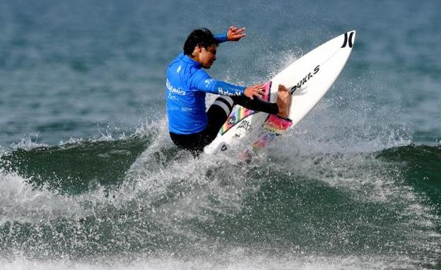 Iker Amatriain saca las quillas en la competición por equipos que se celebró ayer en Zarautz..