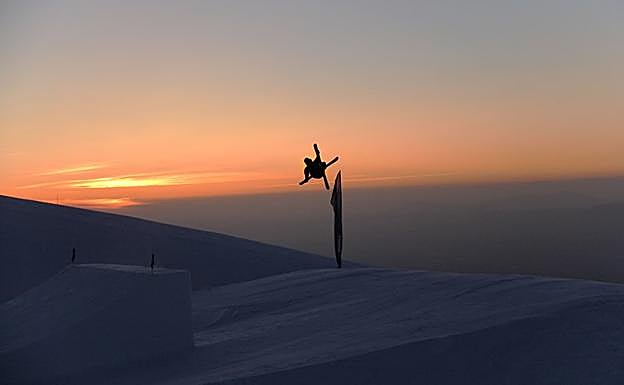 La sesión vespertina en el Snowpark Sulayr reunió a muchos aficionados