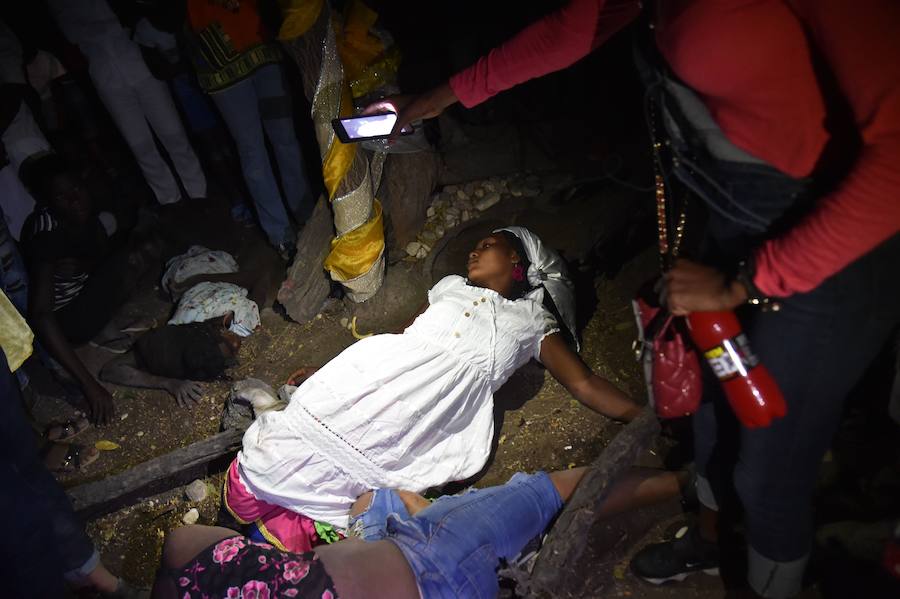 Los seguidores vudú siguen activos en Haití. Vestidos de blanco, sacrifican toros, gallinas o cabras y se untan el cuerpo con su sangre para sumergirse después en una piscina sagrada, llamada Loa, el espíritu que ayuda a gobernar el universo. 