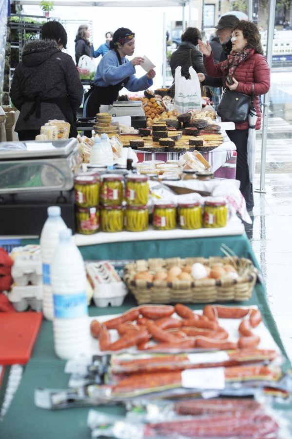 La plaza Easo se ha convertido en punto de encuentro entre productores de la zona de donostialdea y alrededores y vecinos atraídos por una compra cercana, de productos frescos elaborados localmente.