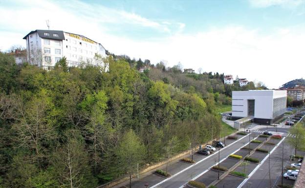 Terrenos junto a la Escuela de Arquitectura que Etxegintza identifica como aptos para acoger apartamentos dotacionales en el Plan Municipal de Vivienda.