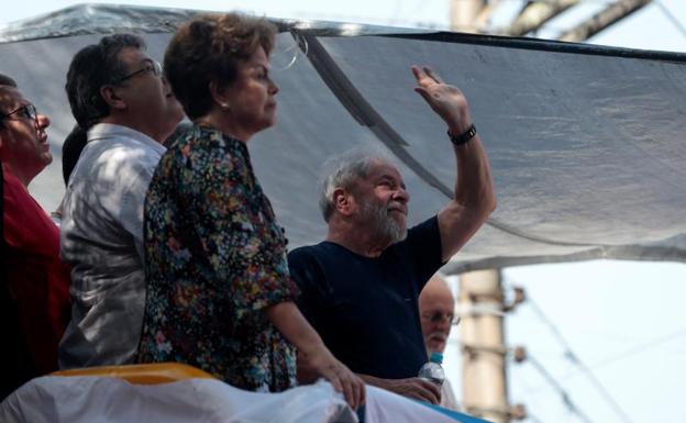El expresidente brasileño Lula da Silva saluda a sus seguidores.
