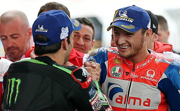 Jack Miller, felicitado por Johann Zarco. 