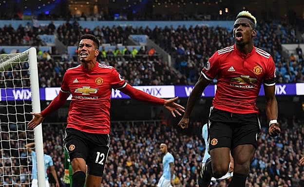 Chris Smalling y Paul Pogba celebran el tercer gol. 