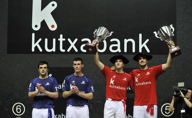 Ezkurdia y Zabaleta, con las txapelas de campeones, junto a Elezkano II y Rezusta.