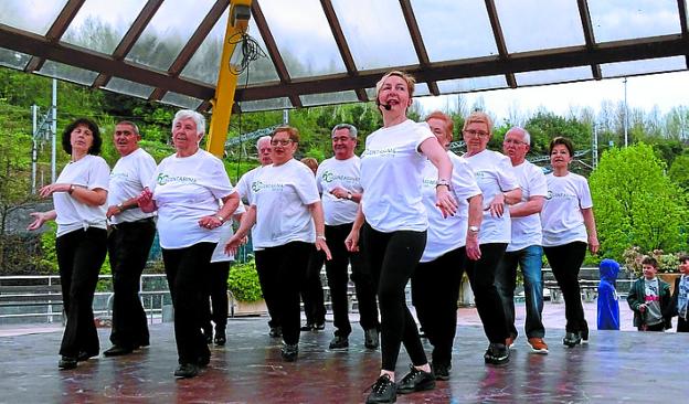 Gabierrota. Las mujeres del barrio mostraron toda su energía y alegría en los diferentes actos llevados a cabo. 