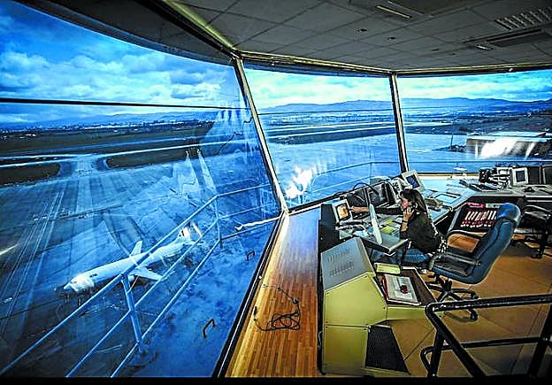 La controladora Sara Calvo, en la mesa. 