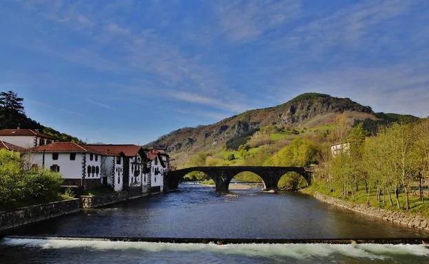 Uno de los puentes que atraviesa el río Bidasoa. 