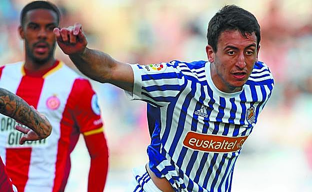 Incansable. Oyarzabal, durante el encuentro de ayer en Anoeta, con Ramalho a su espalda.