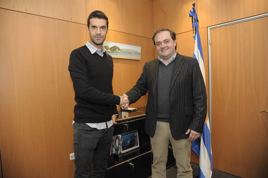 Prieto y Aperribay se dan la mano después de que el donostiarra firmara un nuevo contrato con el club de toda su vida. 