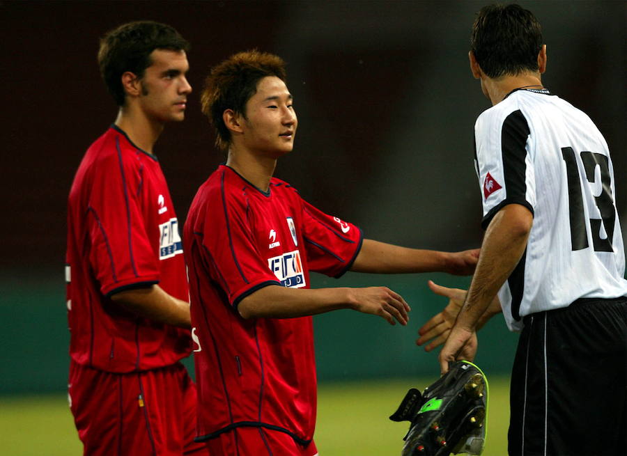 Partido amistoso entre Udinese y la Real Sociedad en 2003. Prieto y Lee Chun Soo saludando a su rival al finalizar el partido. 