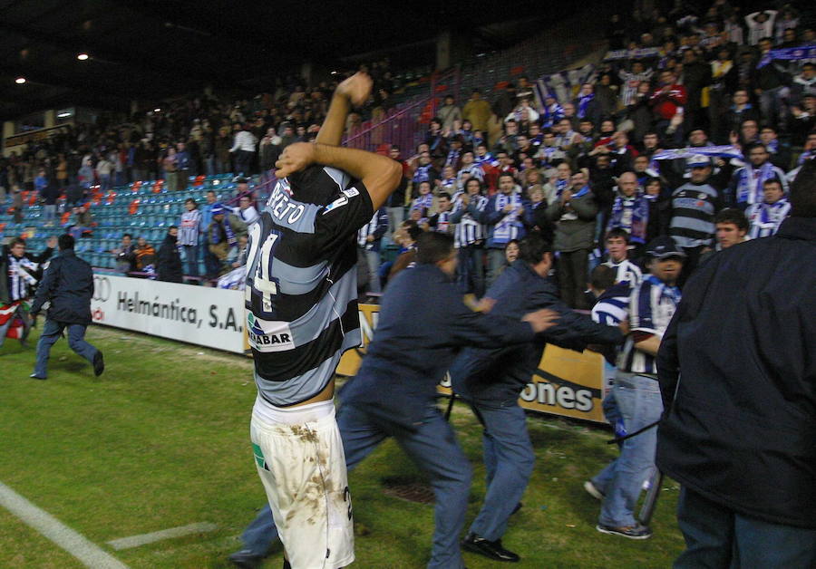 Prieto lanza su camiseta a los aficionados realistas tras el encuentro entre el Salamanca y la Real Sociedad en 2008.