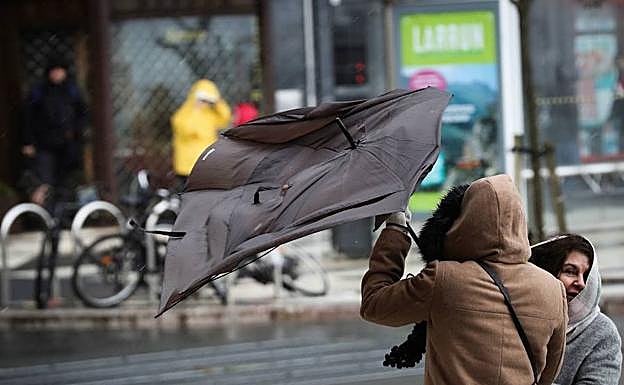 Lluvias persistentes complican la jornada en Donostia