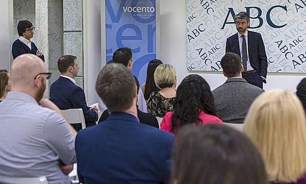 Luis Enríquez da una conferencia. 