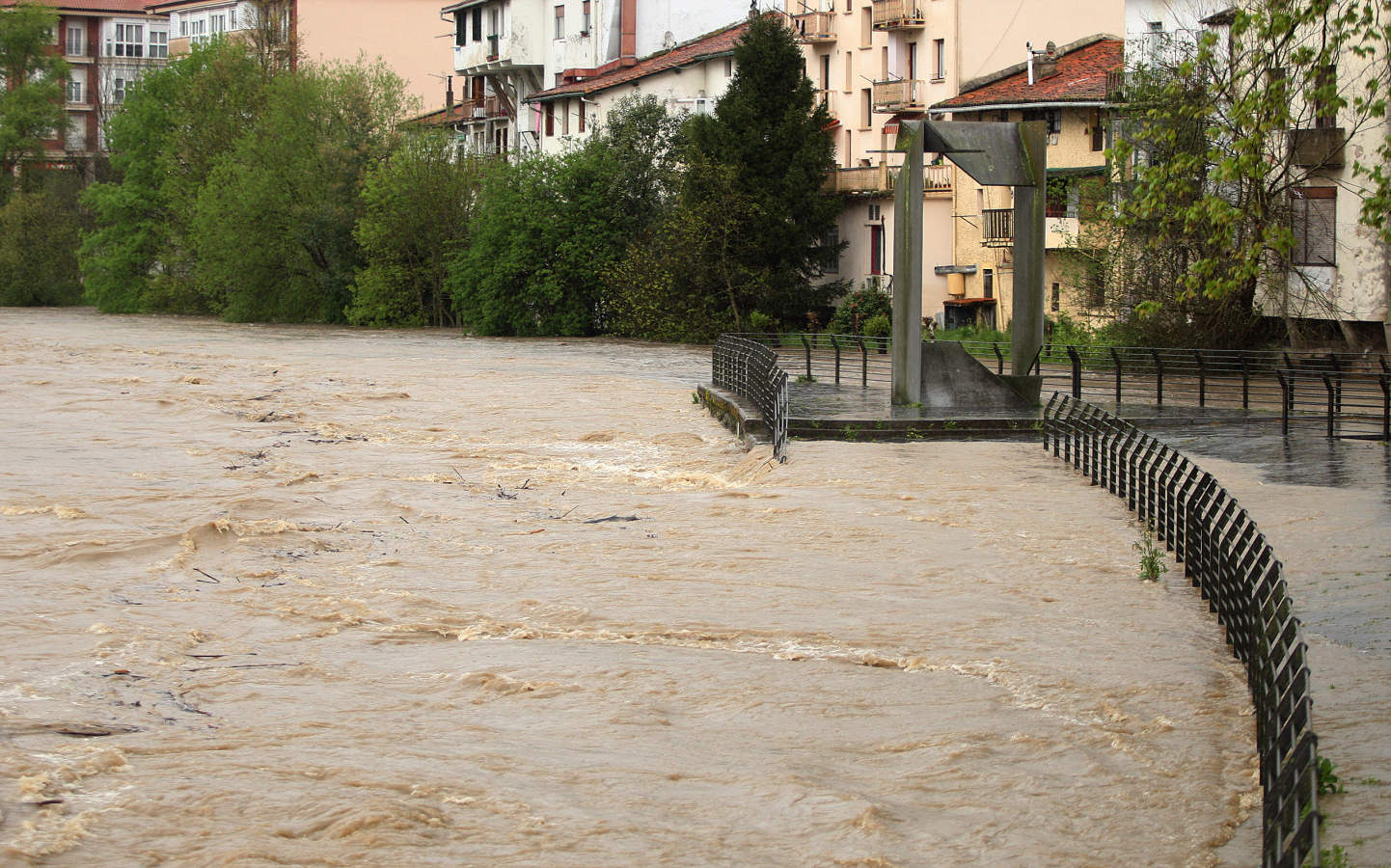 Las persistentes lluvias de las últimas horas han provocado que los ríos de Gipuzkoa estén a tope. La alerta naranja continúa activa. 