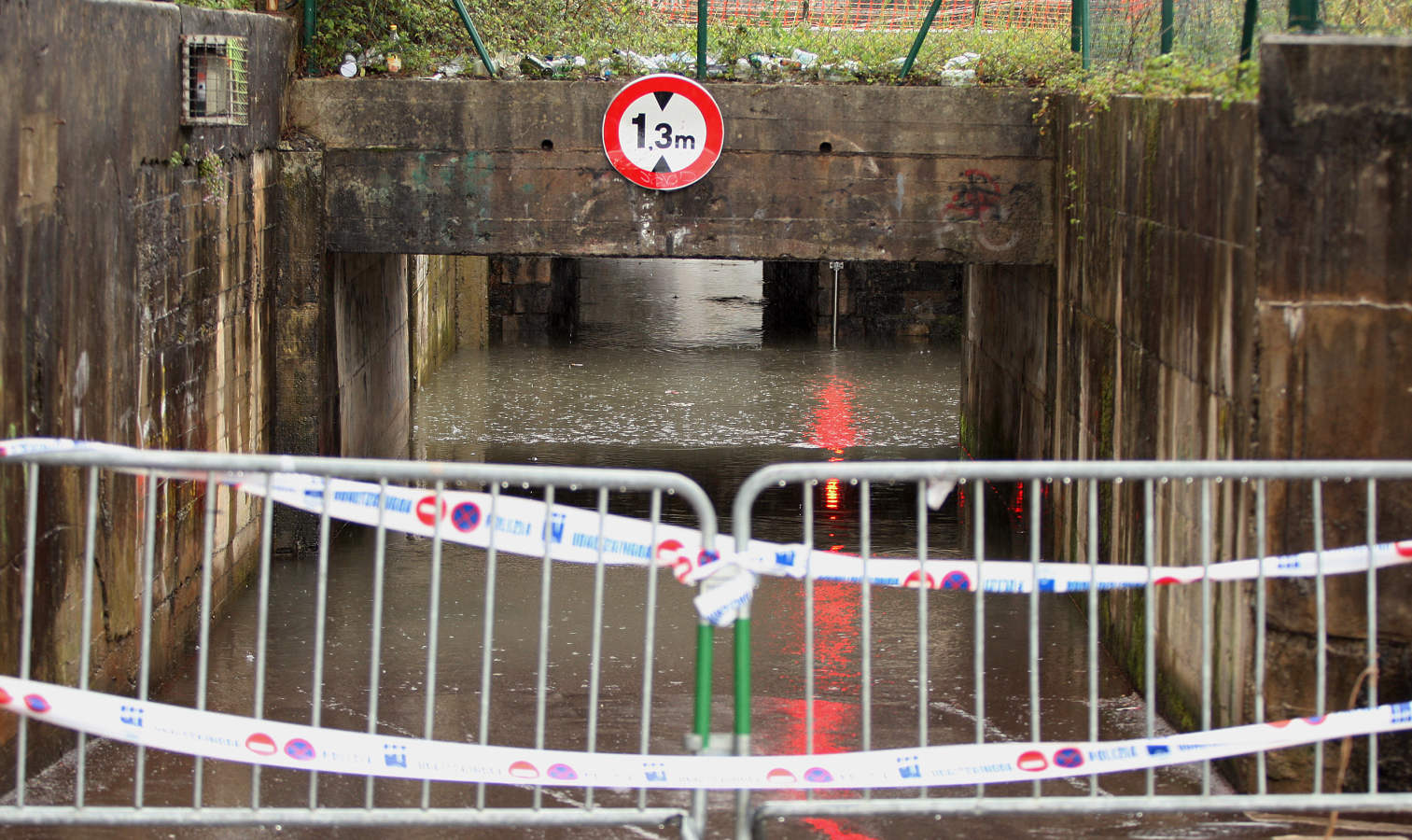 Las persistentes lluvias de las últimas horas han provocado que los ríos de Gipuzkoa estén a tope. La alerta naranja continúa activa. 