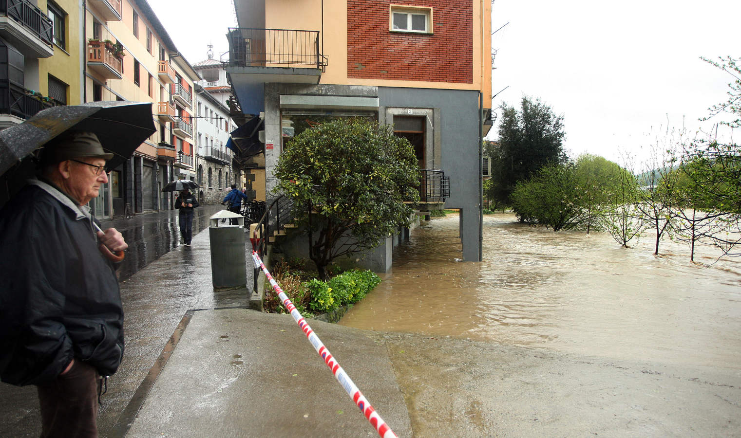 Las persistentes lluvias de las últimas horas han provocado que los ríos de Gipuzkoa estén a tope. La alerta naranja continúa activa. 