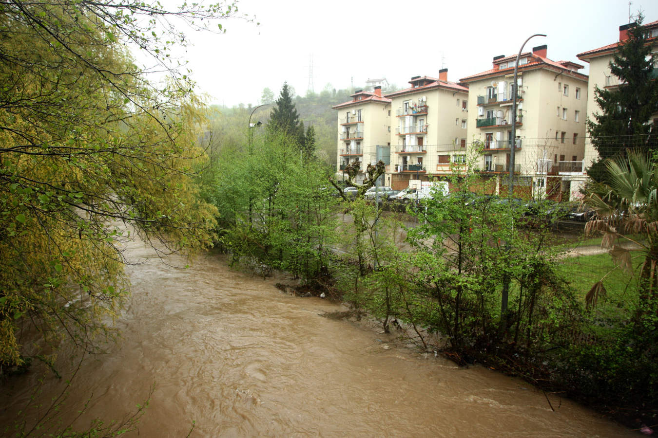 Las persistentes lluvias de las últimas horas han provocado que los ríos de Gipuzkoa estén a tope. La alerta naranja continúa activa. 