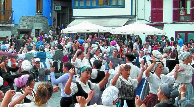 Erromeriak ehun lagunetik gora mugitzen ditu urtero. 