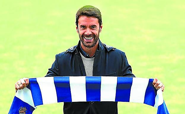 Xabi Prieto con la bufanda de la Real Sociedad