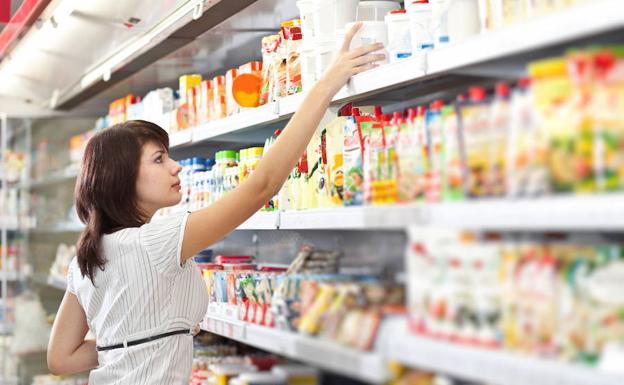 La confianza de los consumidores es «clave» para la supervivencia de las marcas, según un informe de Llorente & Cuenca