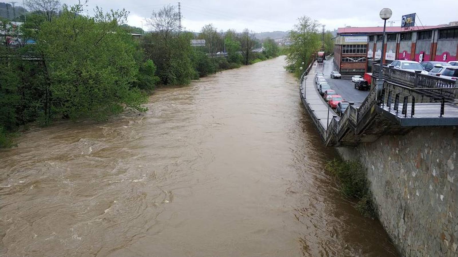 Las persistentes lluvias de las últimas horas han provocado que los ríos de Gipuzkoa estén a tope. La alerta naranja continúa activa. 