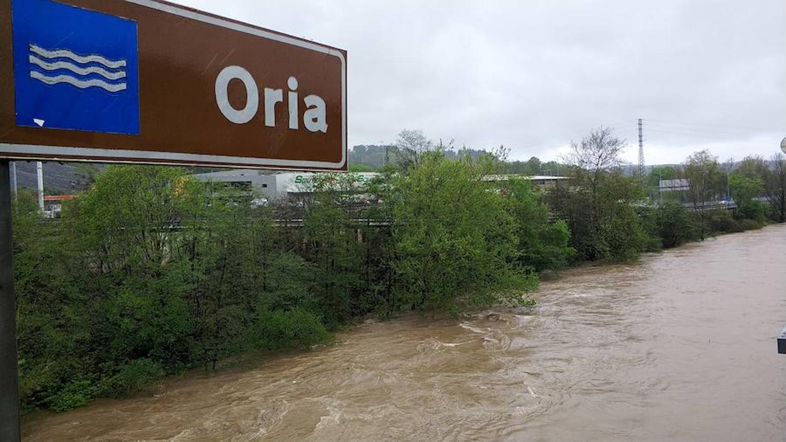 Las persistentes lluvias de las últimas horas han provocado que los ríos de Gipuzkoa estén a tope. La alerta naranja continúa activa. 