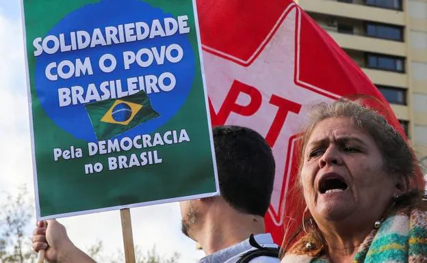 Simpatizantes del expresidente brasileño Inácio Lula da Silva se manifiestan en su apoyo frente a la embajada de Brasil en Lisboa. 