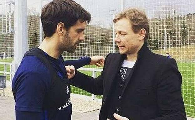 Prieto y Karpin se saludan tras un entrenamiento en Zubieta. 