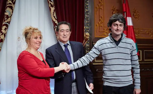 Imagen de 2003 con Ainhoa Intxaurrandieta, Carmelo Aguas e Iñaki Errazkin tras anunicar el acuerdo sobre la paralización de la incineradora de Zubieta. 