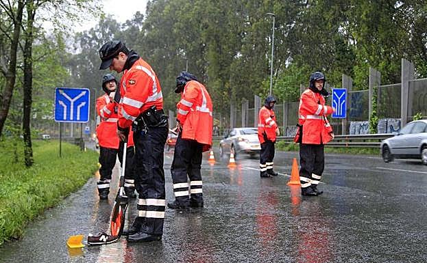 Agentes de la Ertzaintza analizan el lugar del accidente. 