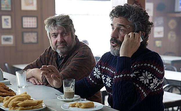 Imagen principal - Leonardo Sbaraglia, Pere Arquillué y Mi Hoa Lee en diversas escenas de la serie 'Félix' (2018).