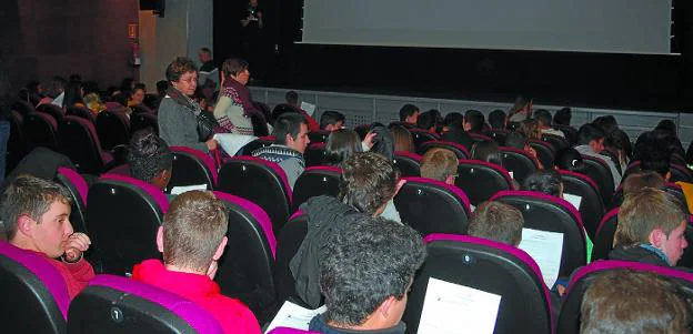 Alumnos del Instituto Erniobea y Zubimusu Ikastola estuvieron ayer al cine Gurea. 