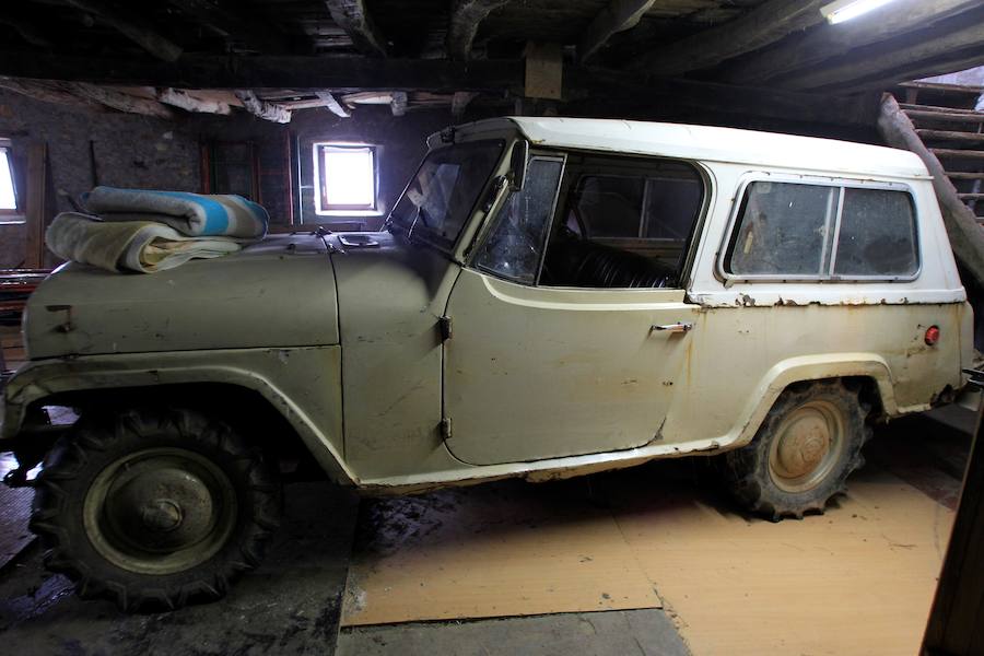 Argazkiak, liburuak, sariak, txapelak... baita jantziak eta koadernoak ere. Lazkao Txikiren gela eta gauzak berak utzi zituen bezalaxe gorde ditizte haren ilobek, horren maite zuen Abaliñe baserrian.