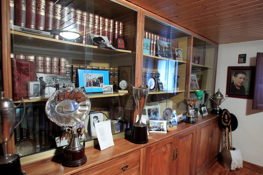 Argazkiak, liburuak, sariak, txapelak... baita jantziak eta koadernoak ere. Lazkao Txikiren gela eta gauzak berak utzi zituen bezalaxe gorde ditizte haren ilobek, horren maite zuen Abaliñe baserrian.