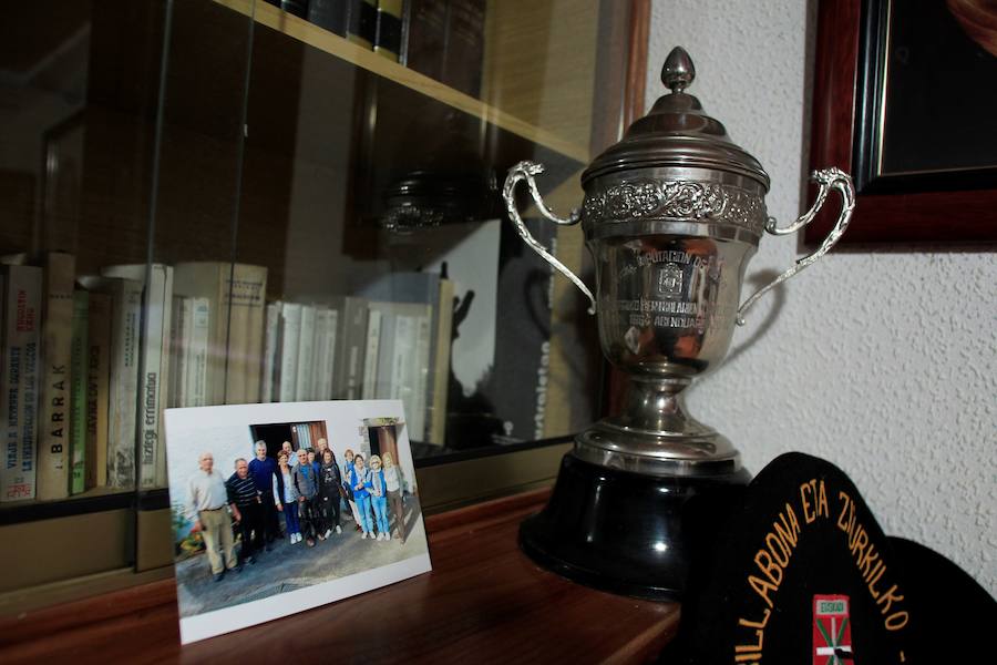 Argazkiak, liburuak, sariak, txapelak... baita jantziak eta koadernoak ere. Lazkao Txikiren gela eta gauzak berak utzi zituen bezalaxe gorde ditizte haren ilobek, horren maite zuen Abaliñe baserrian.