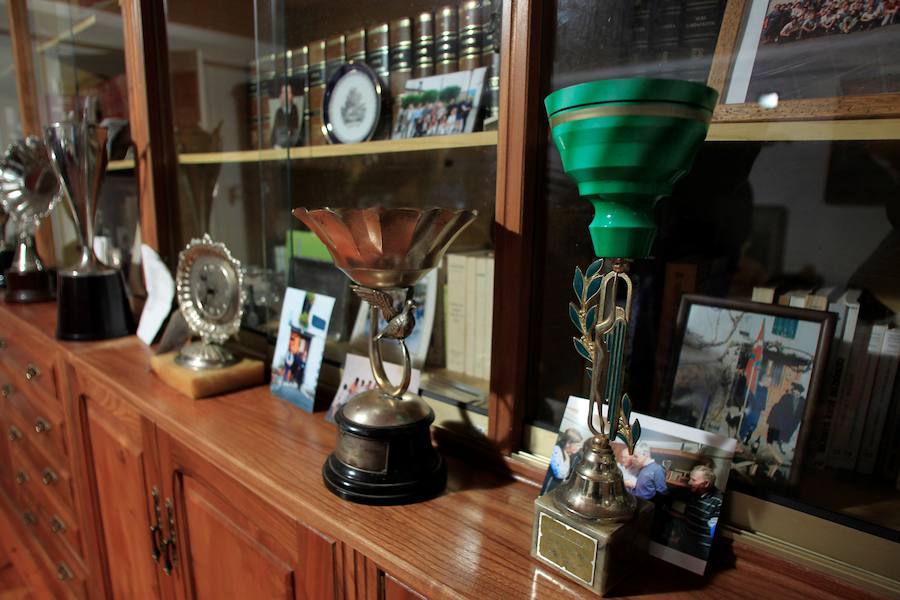 Argazkiak, liburuak, sariak, txapelak... baita jantziak eta koadernoak ere. Lazkao Txikiren gela eta gauzak berak utzi zituen bezalaxe gorde ditizte haren ilobek, horren maite zuen Abaliñe baserrian.